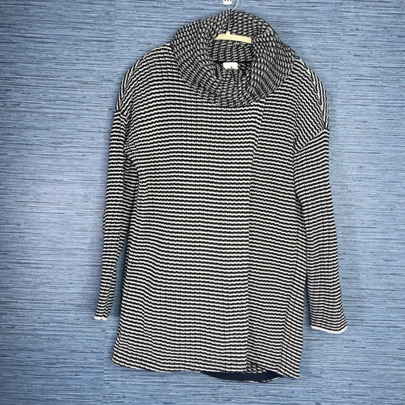 Cabi Fergie Overlapping Turtleneck Sweater Size Small Black White - Picture 3 of 11